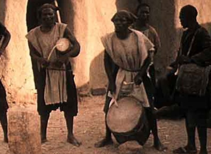 <b><i>Dogonské bubny</i></b> (Batteries dogon. Élémentspour une étude des rythmes, Jean Rouch, 1965) 