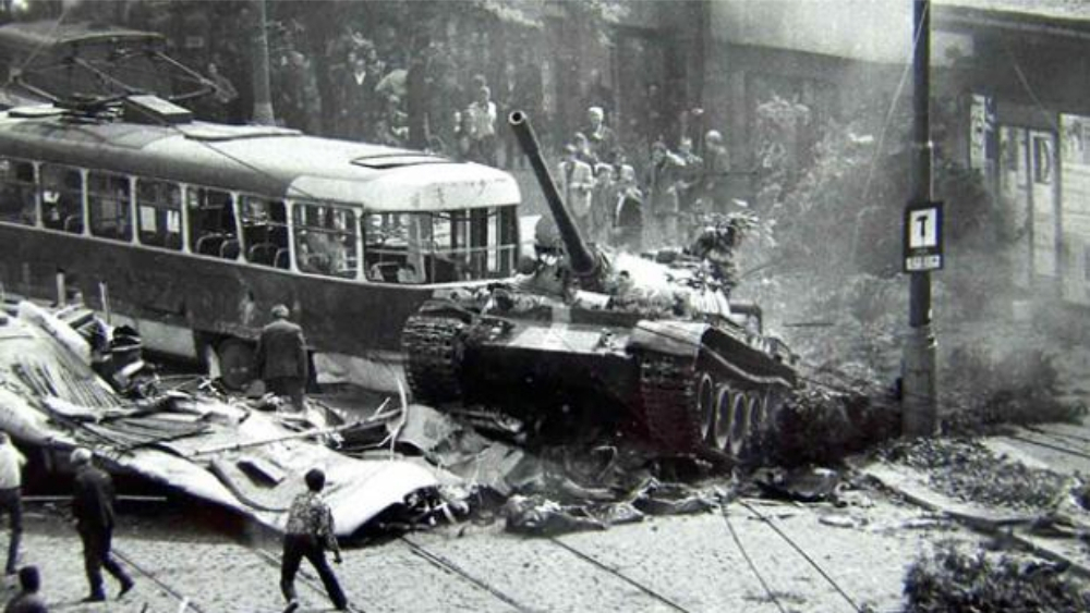 Srpen 1968 - Prolomení barikád u Českého rozhlasu sovětskými okupanty, Praha, Vinohradská třída. Foto: Oldřich Bečvář