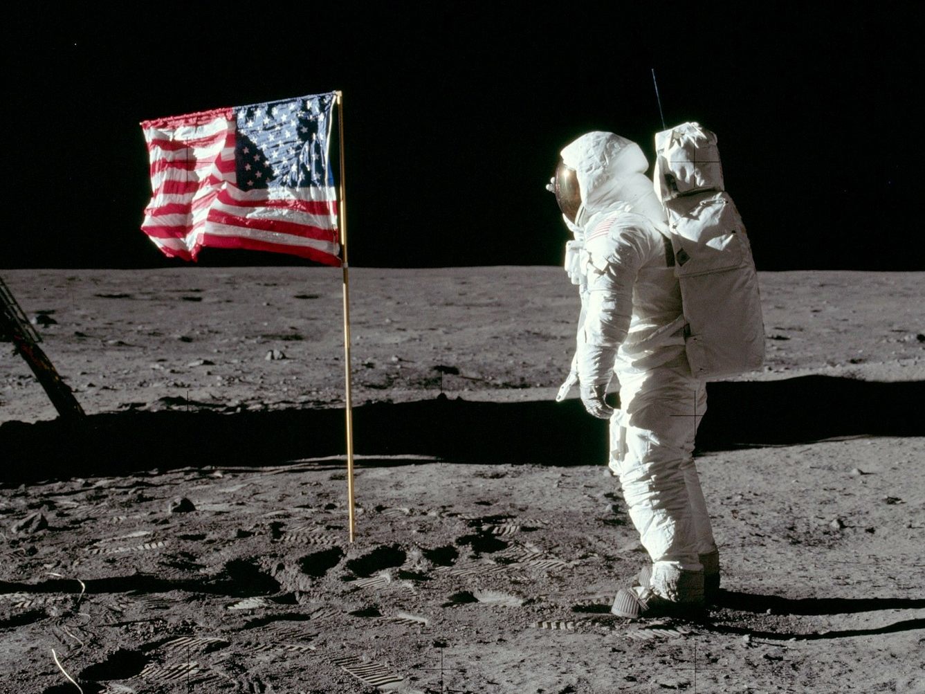 <b><i>Apollo 11</i></b> není jen fascinující rekonstrukcí přistání na Měsíci, ale dokáže pracovat s úžasem a věcmi, které překračují horizont lidského, čímž připomíná nejlepší díla science fiction. Foto Neon