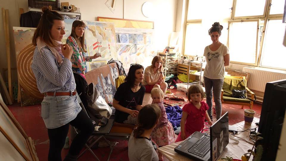 Jedno ze setkání umělkyň-matek ze společenství <b>Mothers Art Lovers</b>. Foto Facebook Mothers Art Lovers
