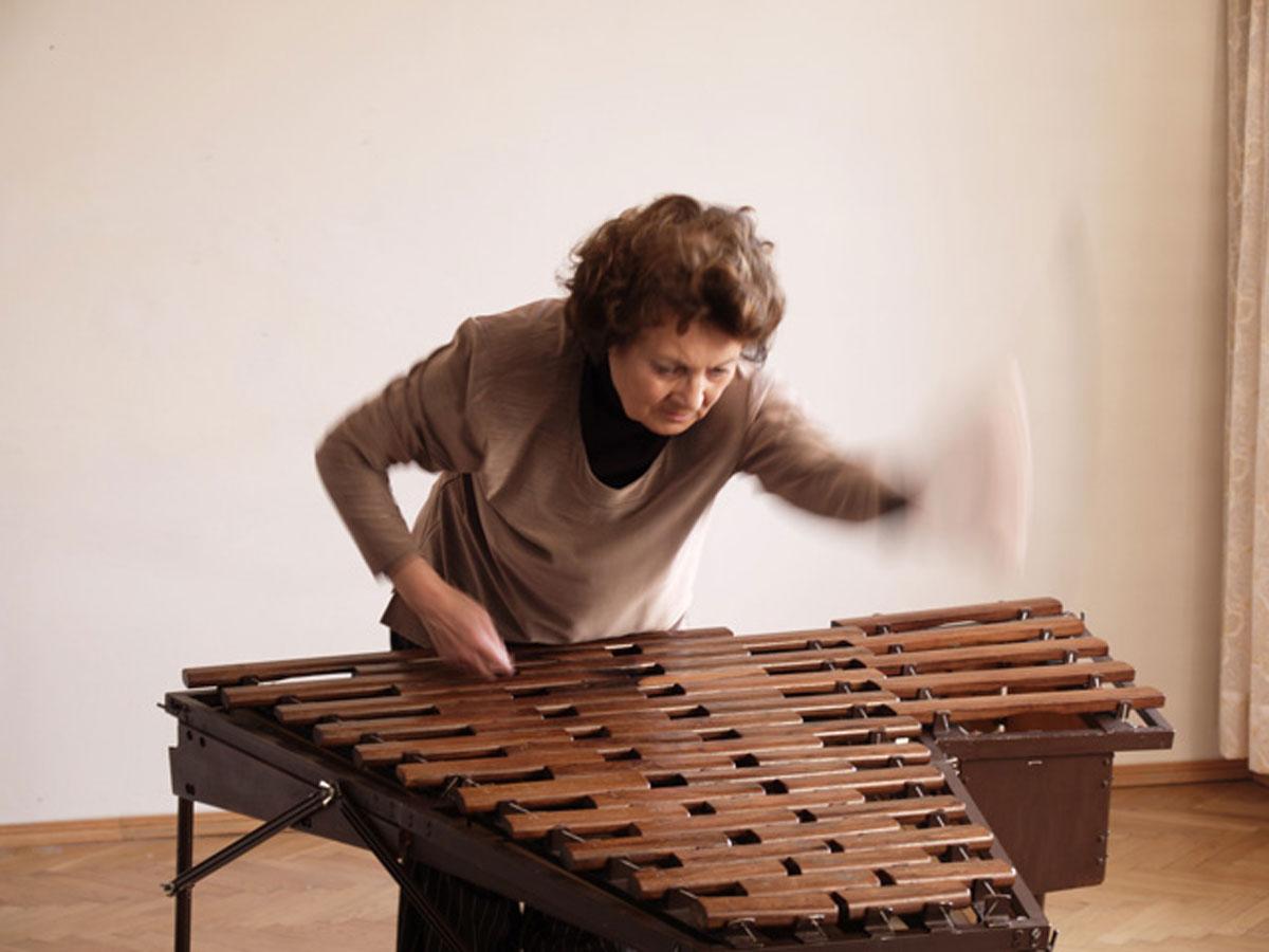 Bena Havlů – jediná hráčka na světě na pětiřadý xylofon; foto z natáčení audiodokumentu <b>Hudba v dřevě zakletá</b>. Foto Tereza Reková