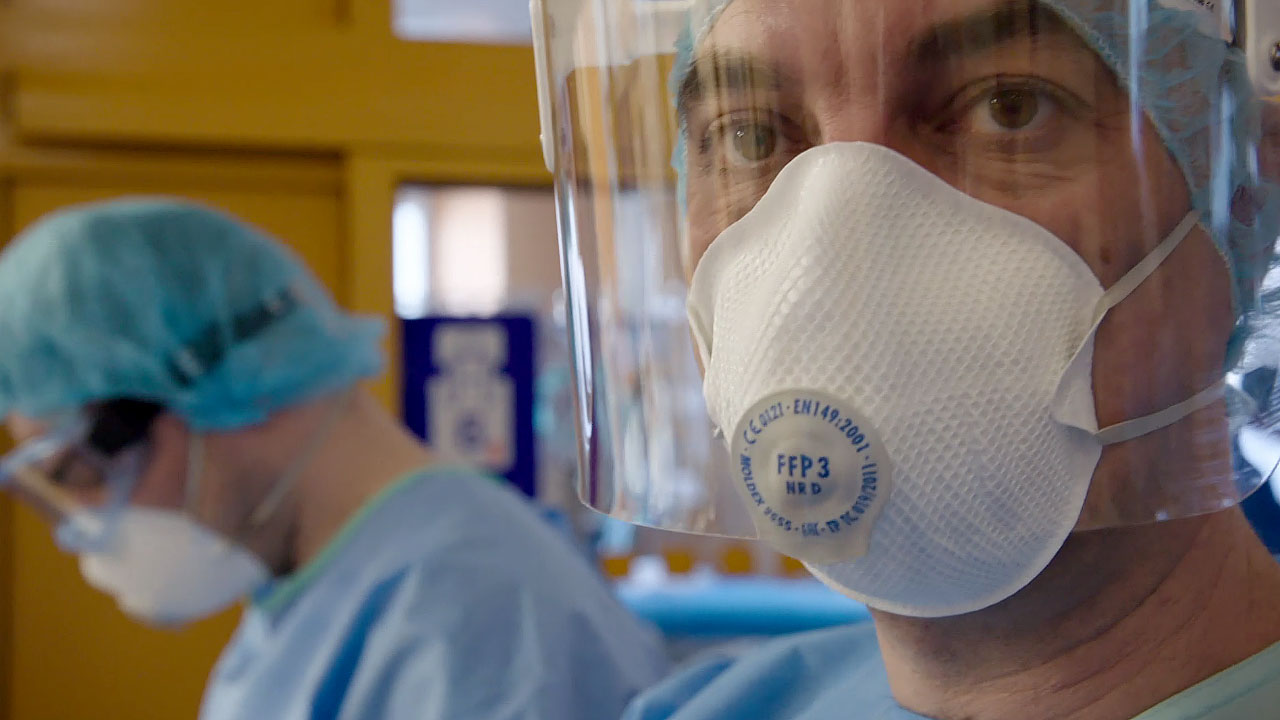 Televizní dokumentární série <b>Nemocnice v první linii<i></i></b> ukazuje, jak pandemii zvládají lékaři a zdravotní sestry. Foto ČT
