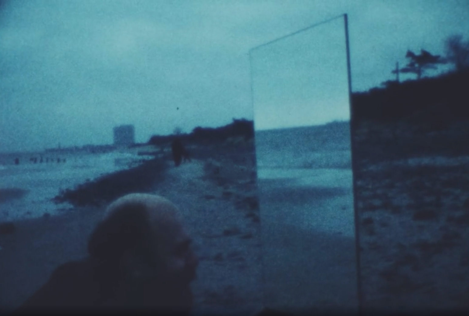 Z filmového záznamu performance Lumíra Hladíka <b><i>Moře v zrcadle</i></b> (1980)