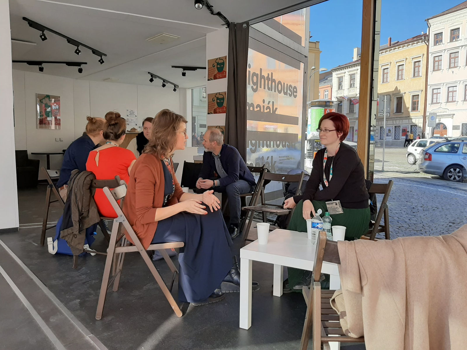 Helena Bendová v ji.hlavském Café Fond v diskuzi s režisérkou a kurátorkou Johanou Ožvold. Foto MFDF Ji.hlava