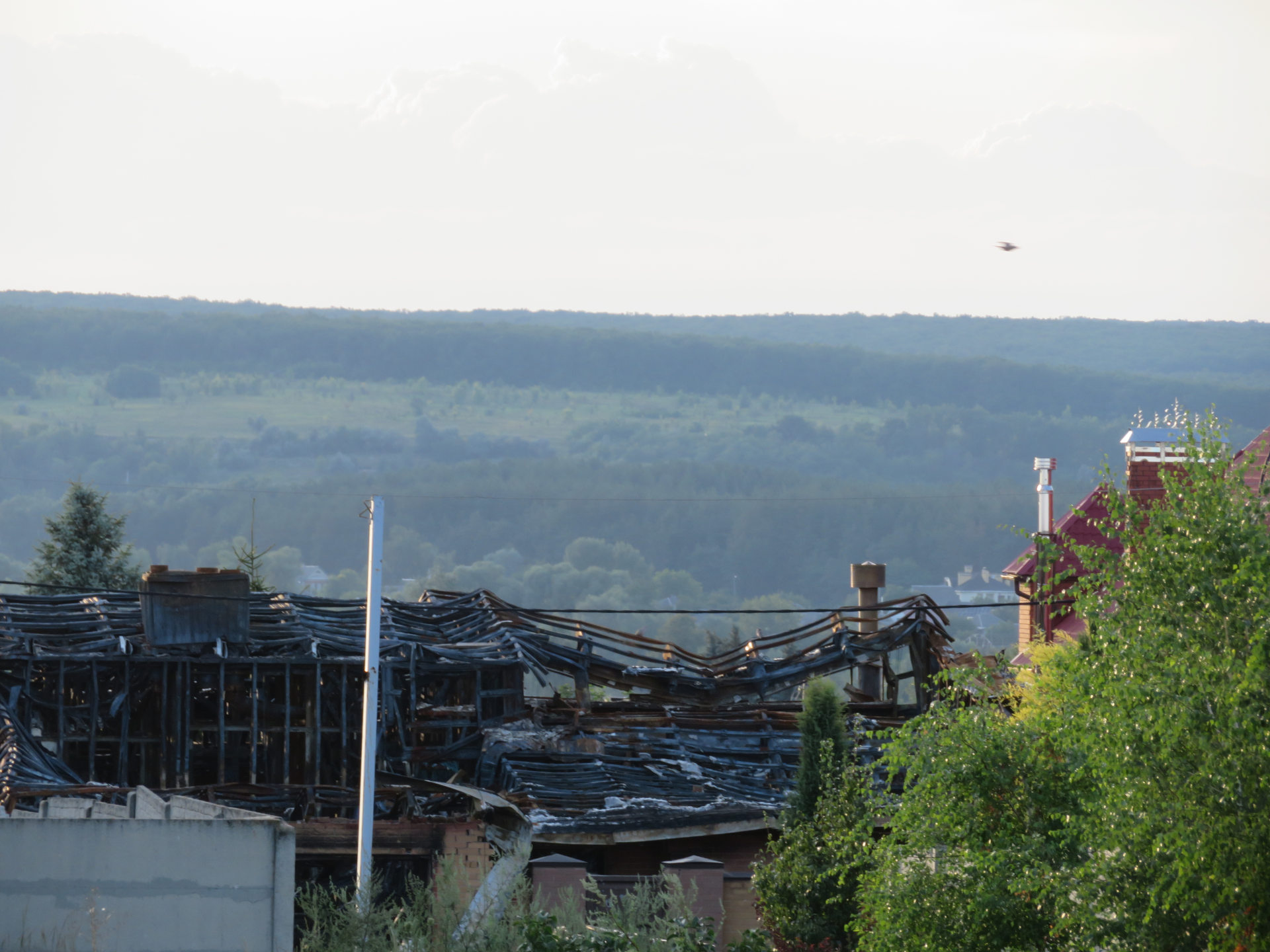 Foto válkou zničeného domu z vesnice Cirkuni z Charkova, červenec 2022. Jde o fotku dostupnou v rámci Wikimedia Commons.