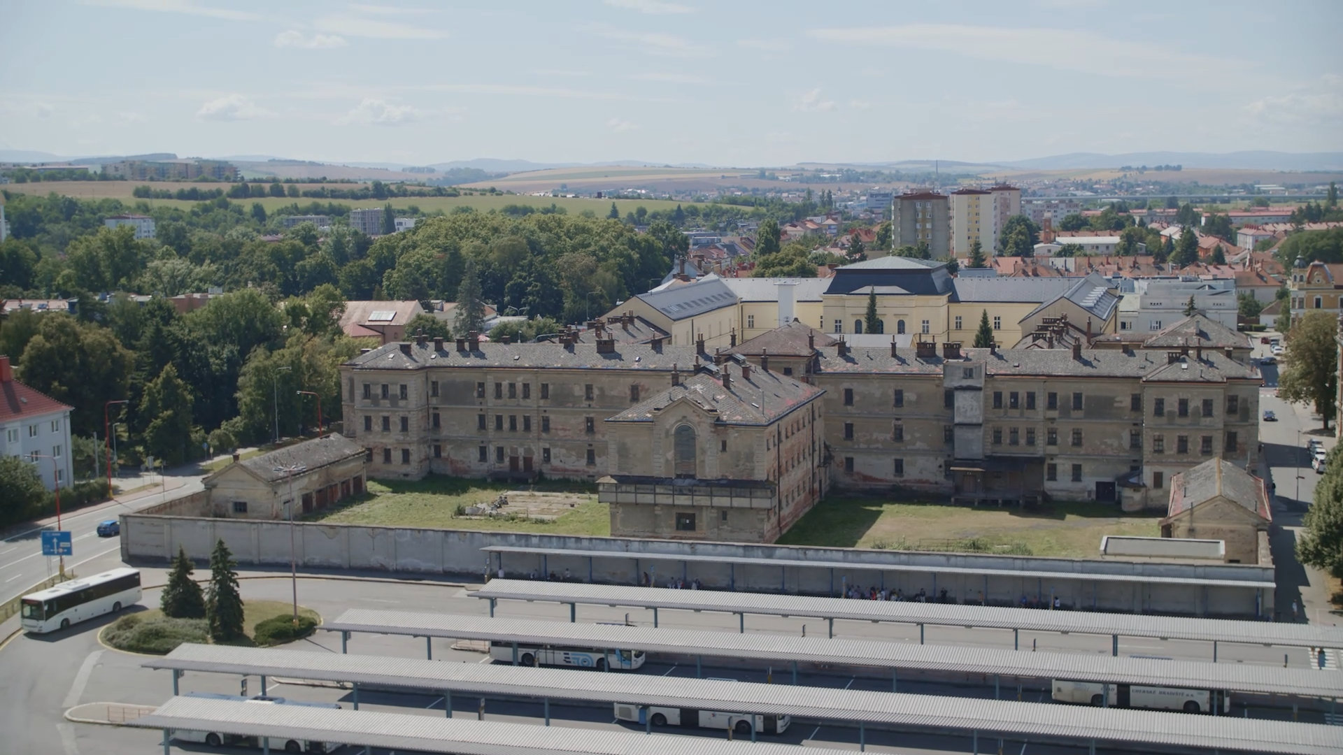 Areál bývalé uherskohradišťské věznice. Z filmu <b><i>Vězení dějin</i></b> (r. Jan Gogola ml. a Matěj Hrudička, 2023)