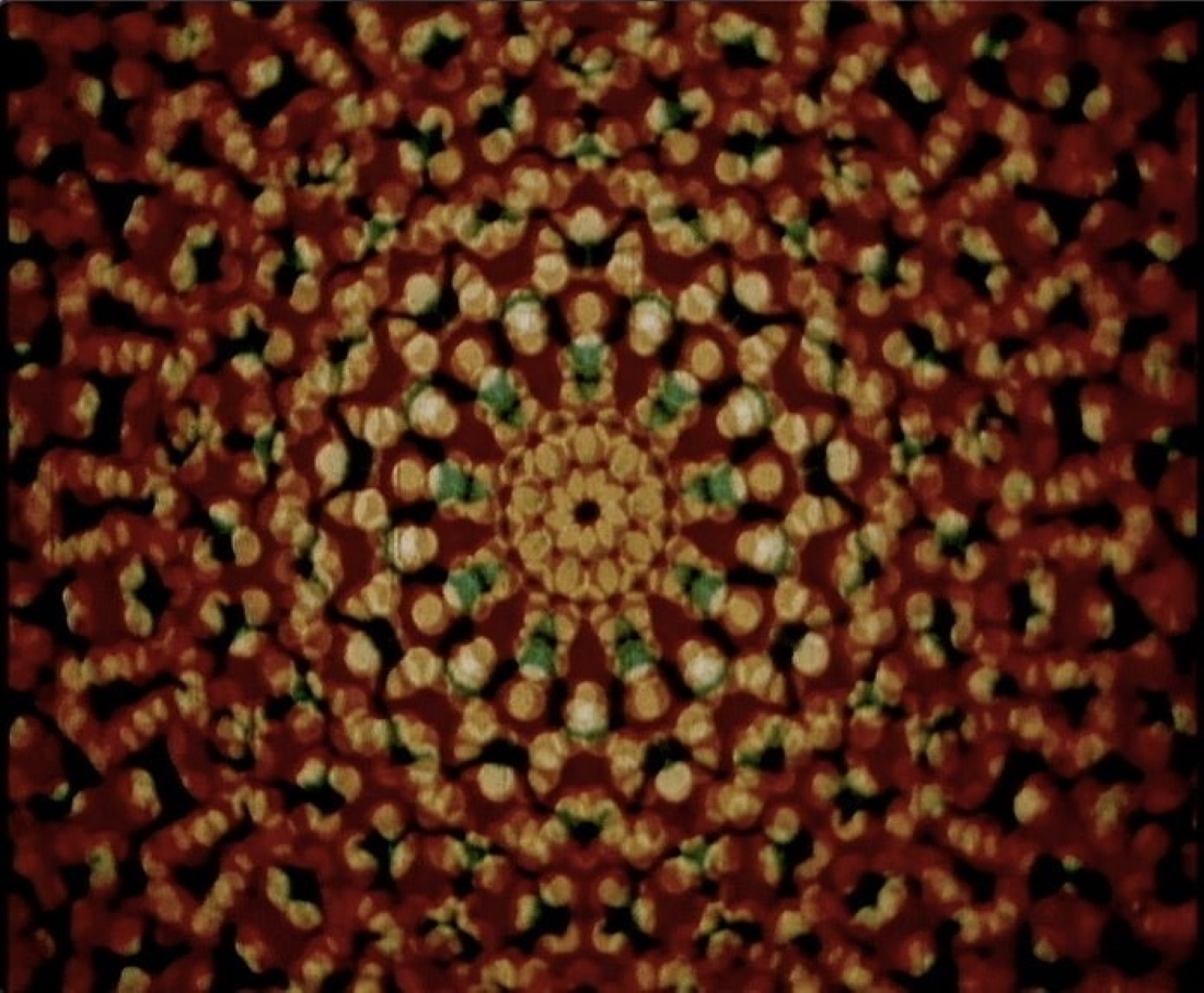 Fotky z filmu <b><i>Lapis</i></b> (režie James Whitney)