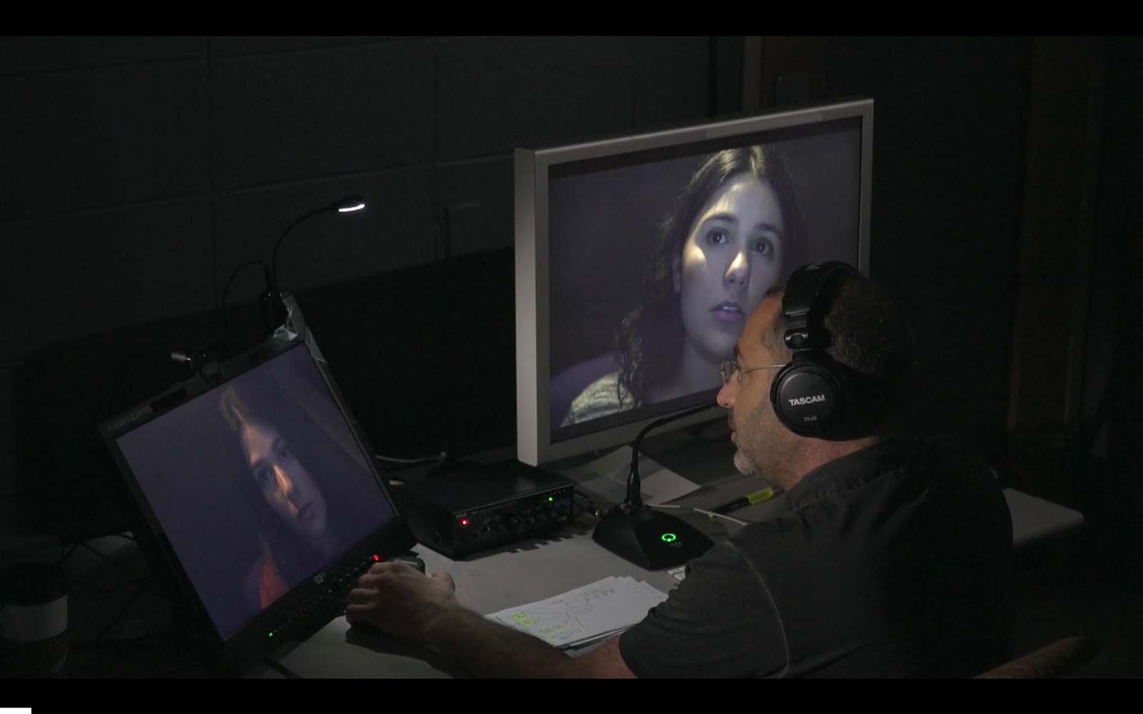 Scéna z filmu <b><i>Pozorovatelna</i></b>, v níž režisér Ra´anan rozmlouvá prostřednictvím systému kamer a obrazovek se studentkou Maiou Levy