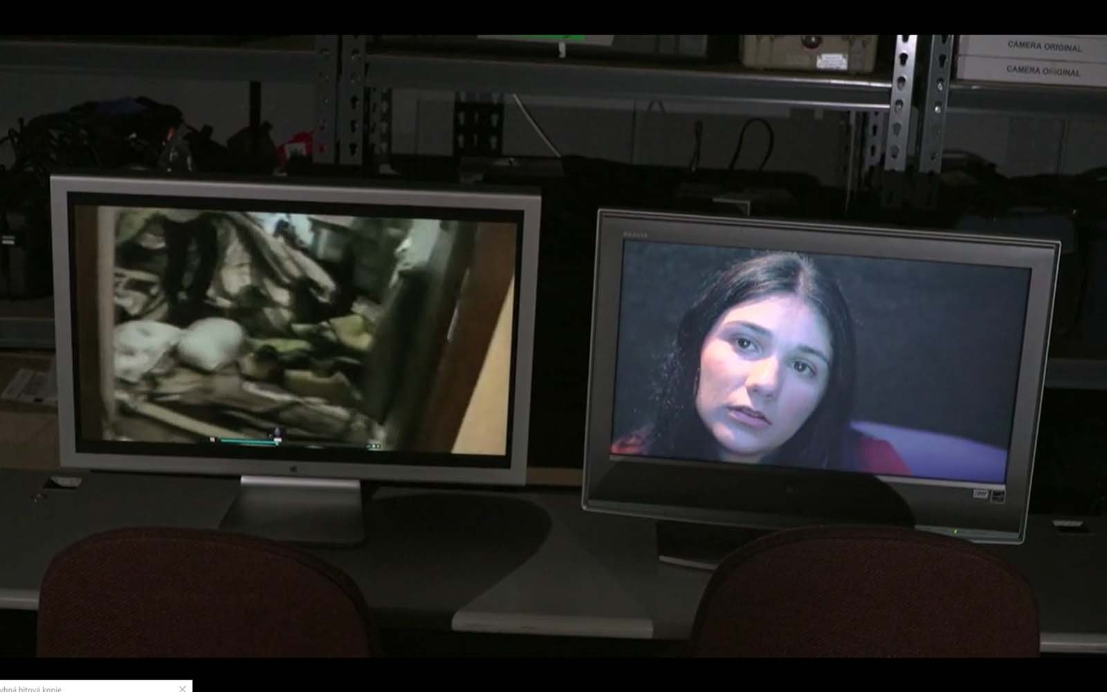 Z filmu <b><i>Pozorovatelna</i></b>. Vlevo je záběr z virálního videa z YouTube, vpravo je záběr na obličej Maiy, která video komentuje