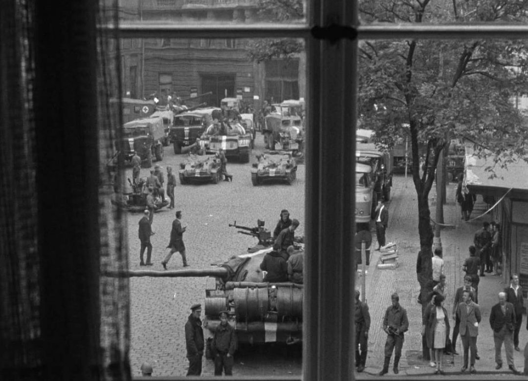 Osmašedesátý rok. Záběr z Vachkova filmu <b><i>Komunismus a síť aneb Konec zastupitelské demokracie</i></b> (2019). Foto MFDF Ji.hlava