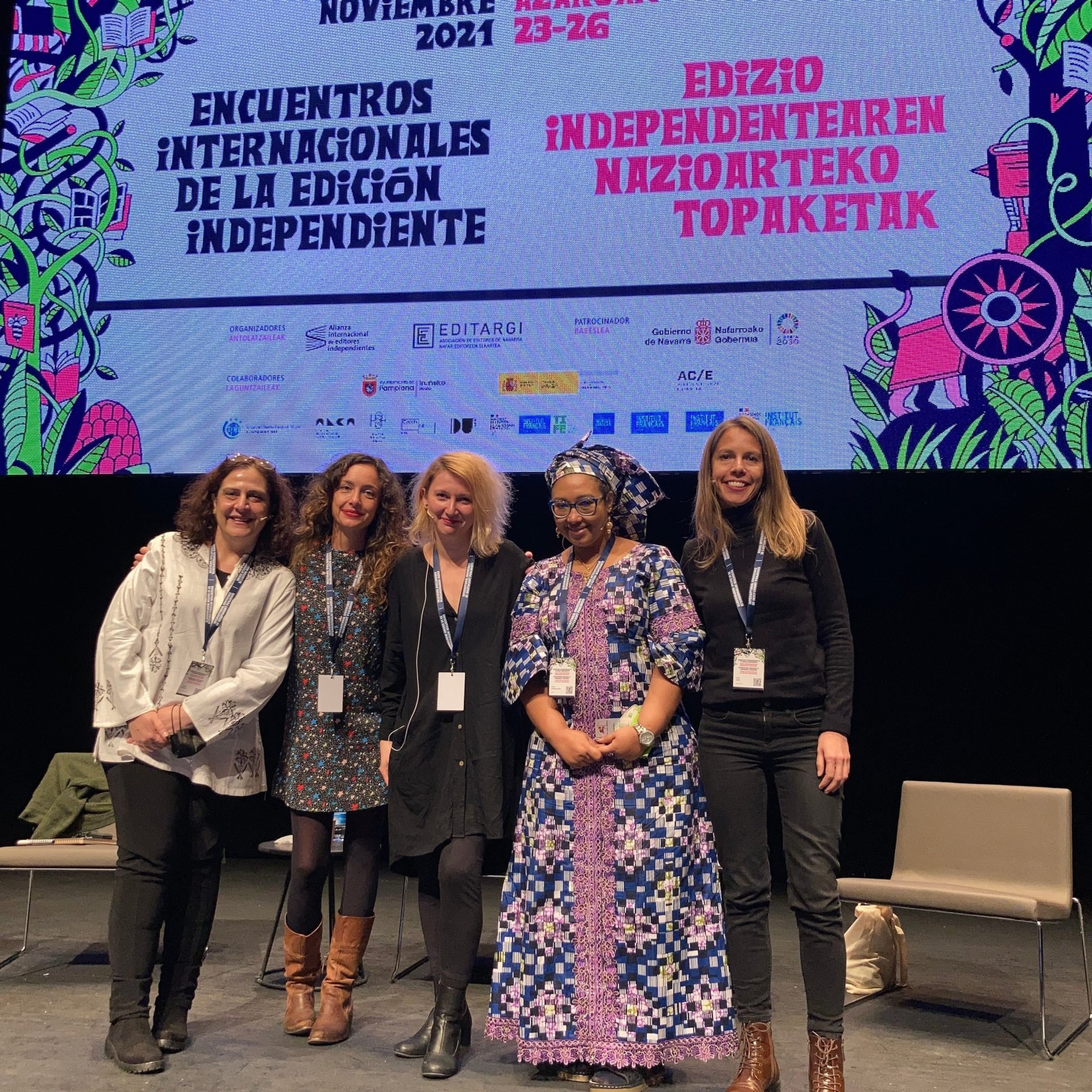Baronová (uprostřed) s kolegyněmi – nakladatelkami z celého světa na konferenci ve španělské Pamploně. Foto IAIP