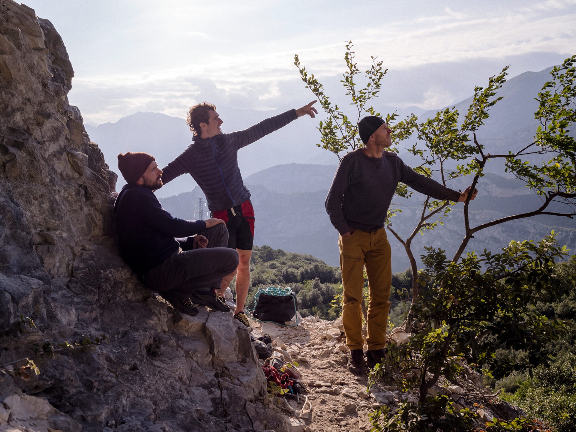 Adam Ondra (uprostřed) a oba režiséři při natáčení filmu.<br>Foto Simone Cargnoni