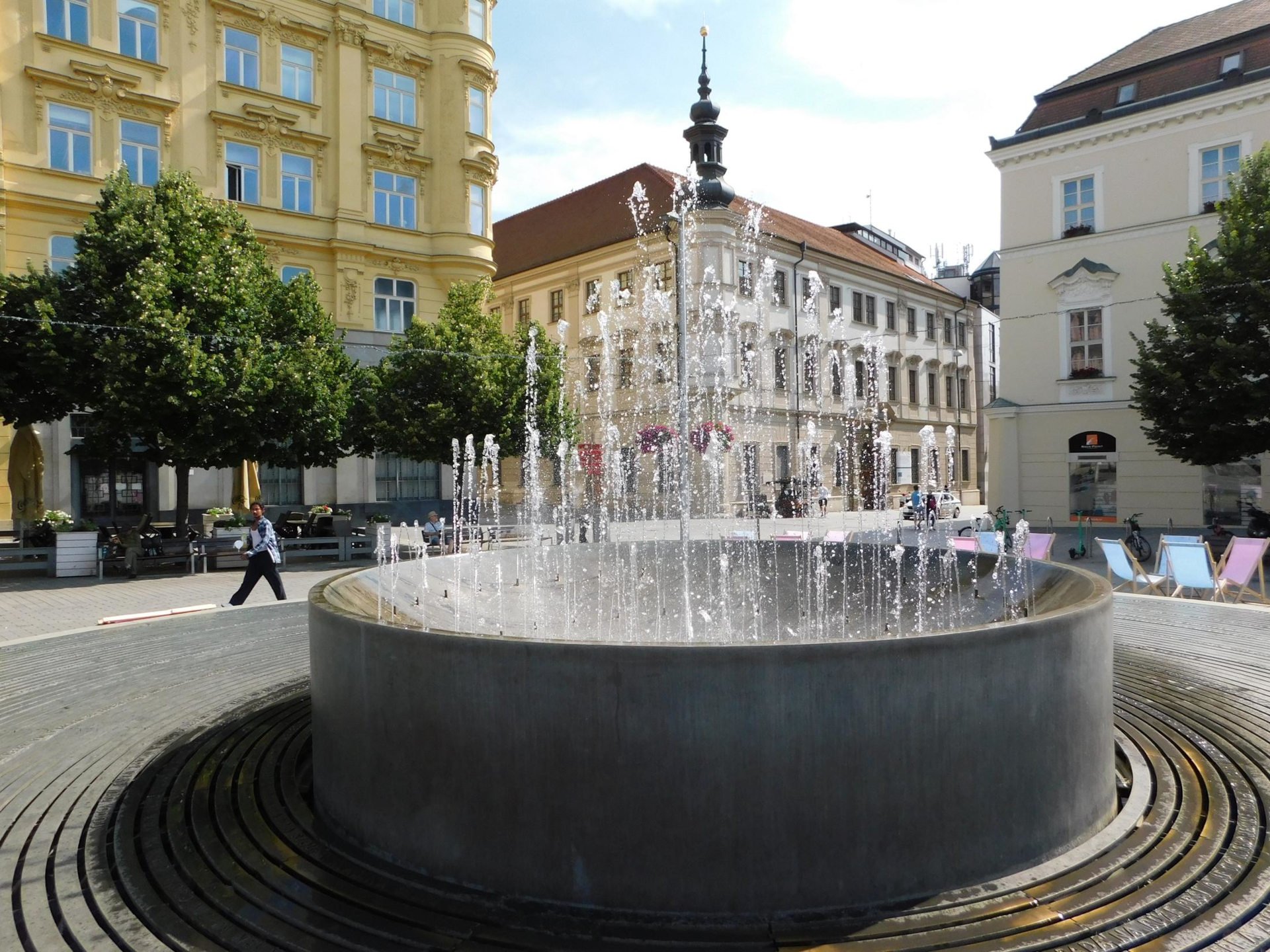 Skácelova kašna v Brně, kde jsou v kovovém roštu umístěny básníkovy verše. Foto Wikimedia Commons