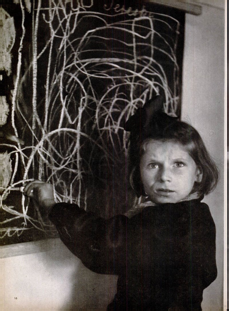 Fotografie známá jako „Tereska“ zachycuje Teresu Adwentowskou v  polském sirotčinci v roce 1948. © Chim Archive.