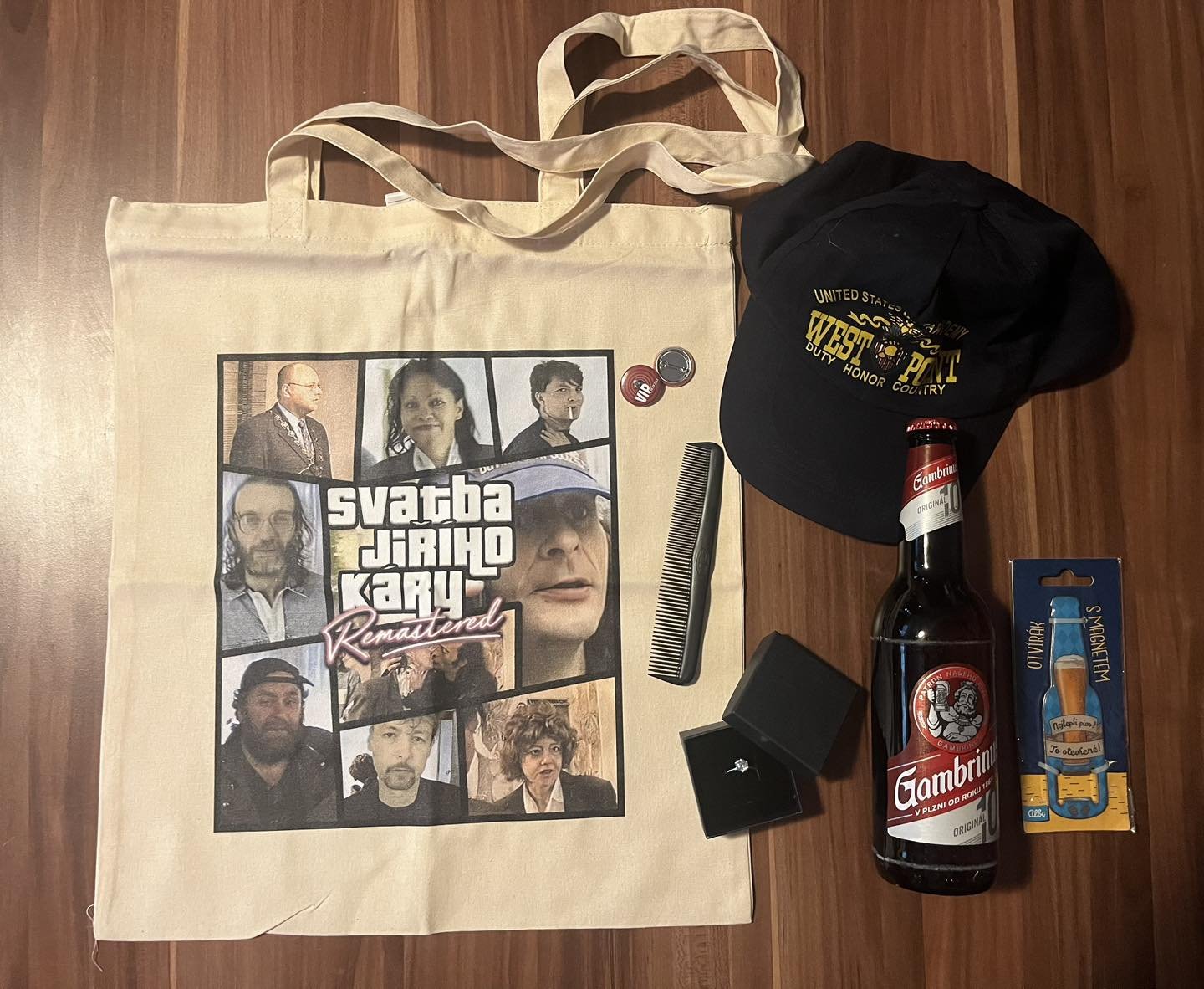 Merch k <b><i>Svatbě Jiřího Káry</i></b>. Zdroj Facebook Svatba Jiřího Káry - remastered