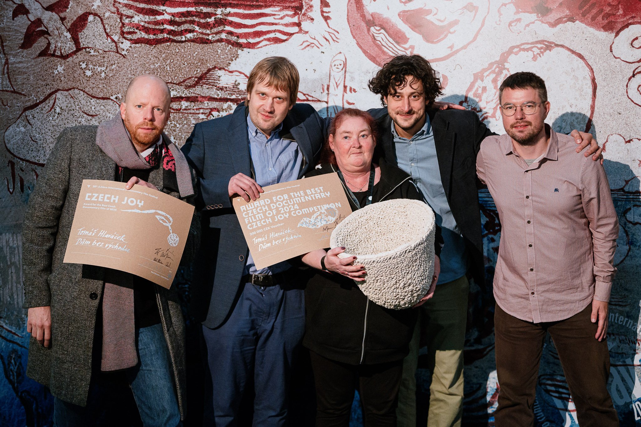 Martin Kohout a Tomáš Hlaváček s protagonistkou filmu Zdenou a členy štábu. MFDF Ji.hlava 2024. Foto: Jan Hromádko