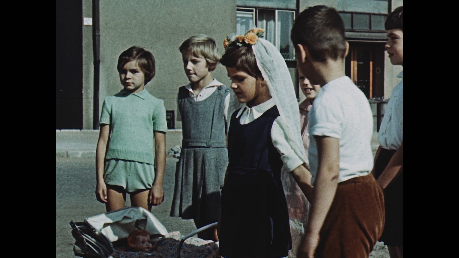 Z filmu <b><i>Kronika šťastného dětství</i></b> (r. K. Sobotková, A. Klingohrová, Š. Loukotová)