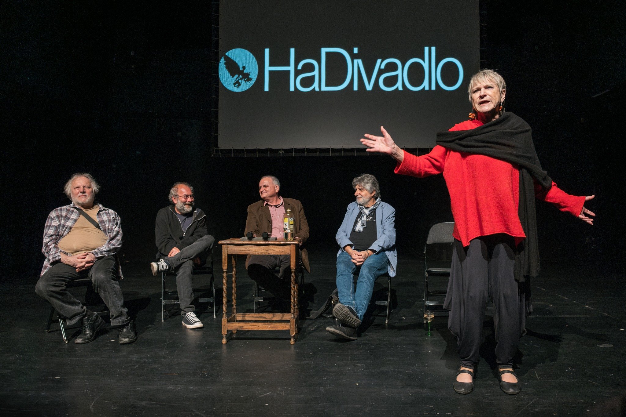 Beseda po projekci s tvůrci filmu. Zprava herečka Simona Peková, herec Břetislav Rychlík, moderátor Jan Gogola ml., asistent režie filmu <b><i>Dědictví</b></i> Bohdan Sláma, herec Miloš Černoušek. <b><i>Dědictví aneb Kurvahošigutntág</b></i> v brněnském HaDivadle. Foto: David Konečný, HaDivadlo