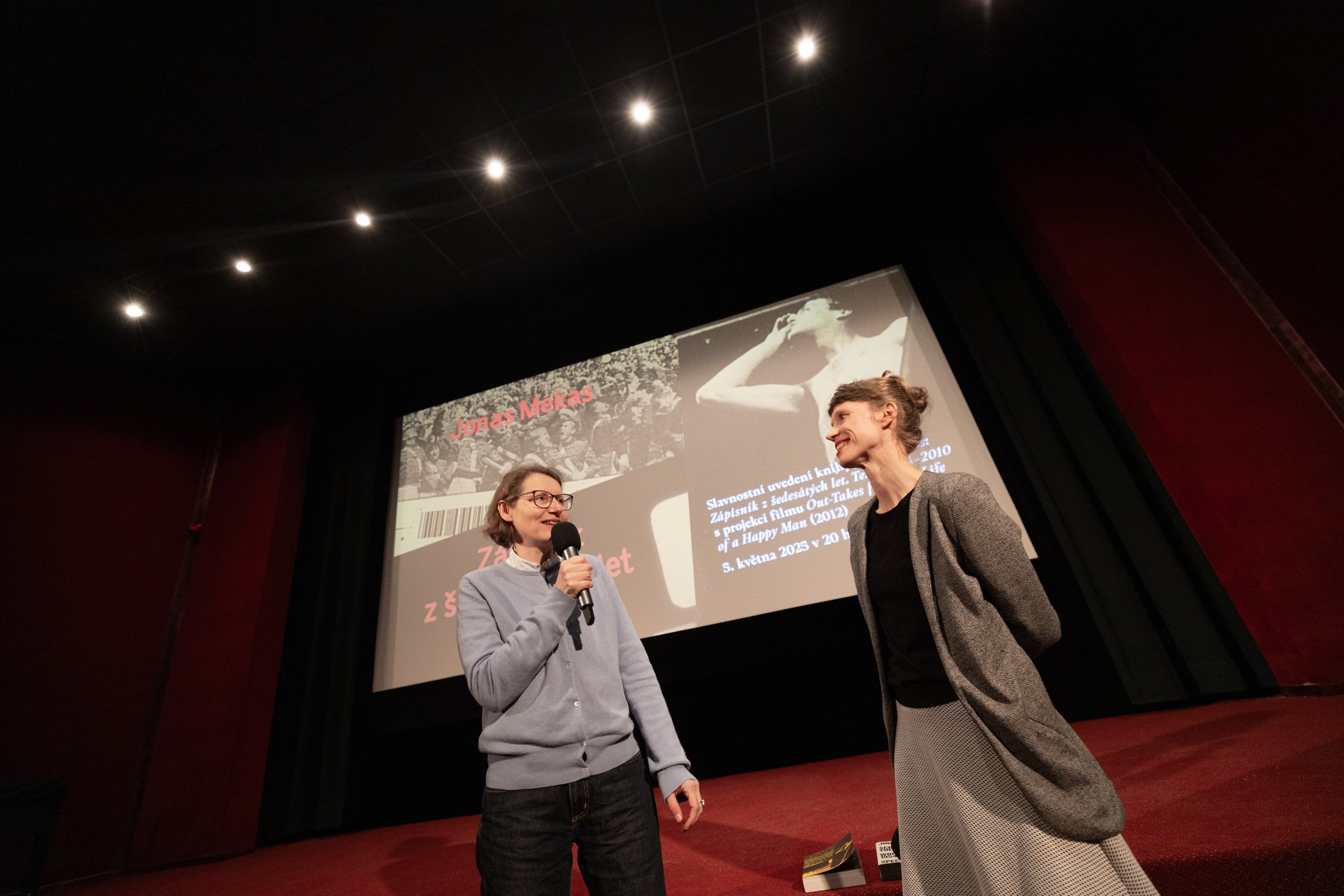 Anne König a překladatelka Andrea Průchová Hrůzová na křtu knihy v kině Atlas, kde se k té příležitosti promítal Mekasův snímek <b><i>Out-Takes from the Life of a Happy Man</b></i>. Foto Josef Rabara