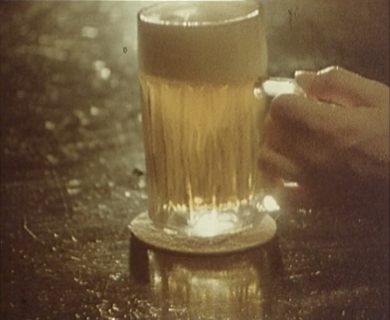 Z <b><i>Mezi rty a sklenicemi </b></i> (r. Mira Erdevički) Zdroj MFDF Ji.hlava