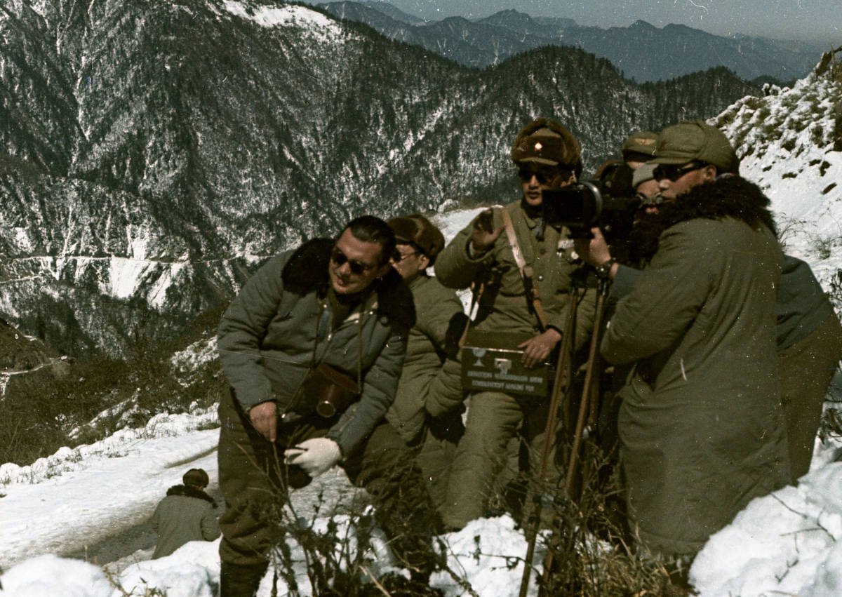 Vladimír Sís, první zleva, ve skupince čínských armádních filmařů, Josef Vaniš je skryt za kamerou. Fotografováno v okolí hory Er-lang-šan 17. března 1954, publikováno se souhlasem držitele autorských práv Jana Vaniše.