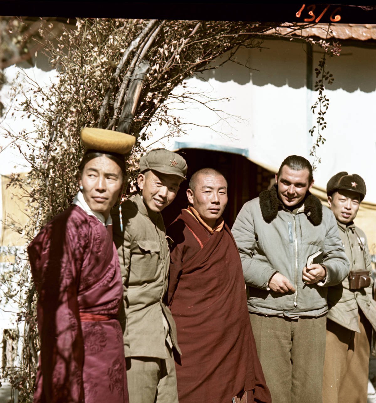 Skupinová fotografie, zleva doprava: tibetský úředník, čínský vysoký důstojník Sia Cčhuan, tibetský mnich, Vladimír Sís a čínský důstojník. Fotografováno ve lhaské Norbulingce 11. prosince 1954, publikováno se souhlasem držitele autorských práv Jana Vaniše.