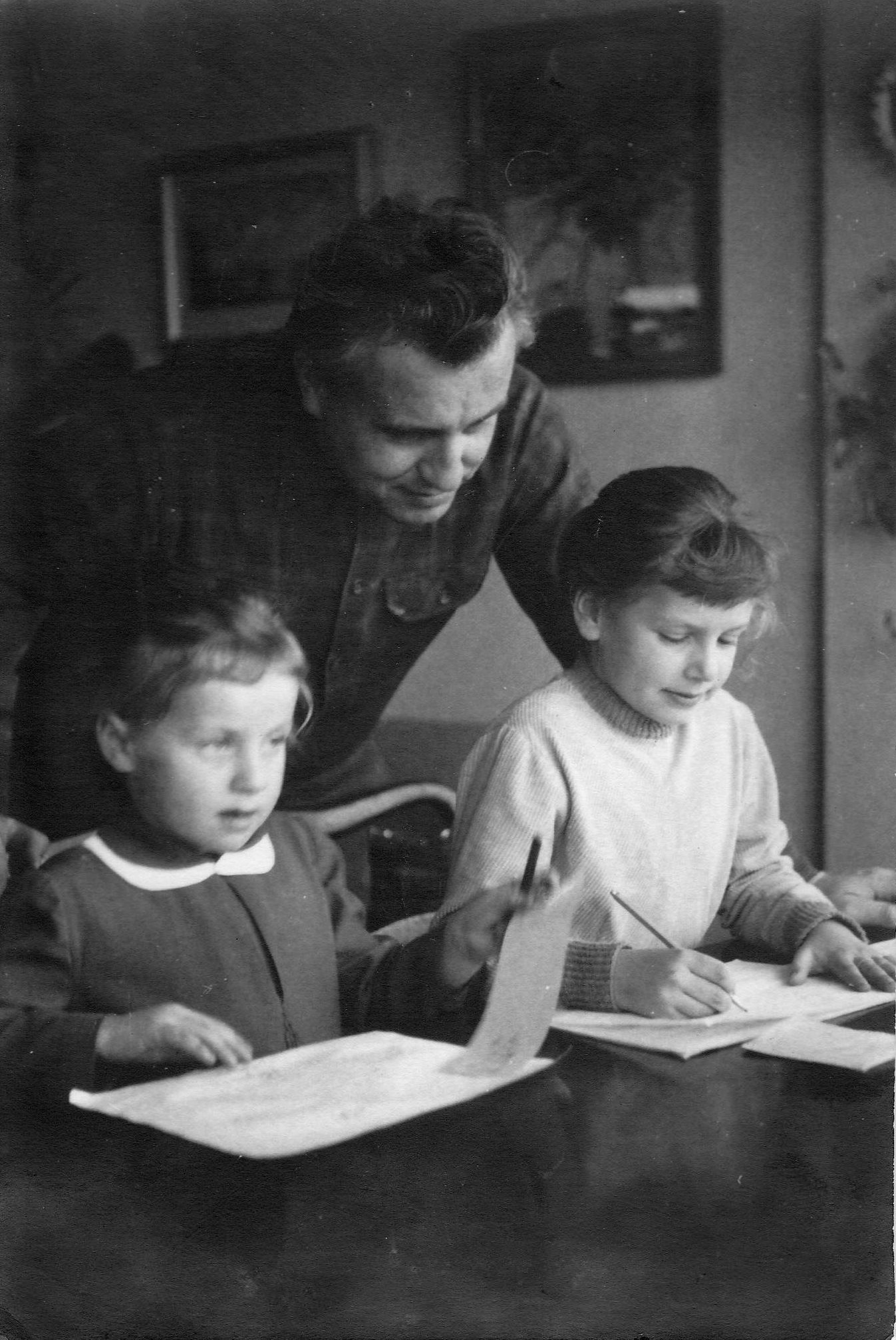 Jan Procházka s dcerami Lenkou a Ivou. Zdroj archiv Ivy Procházkové