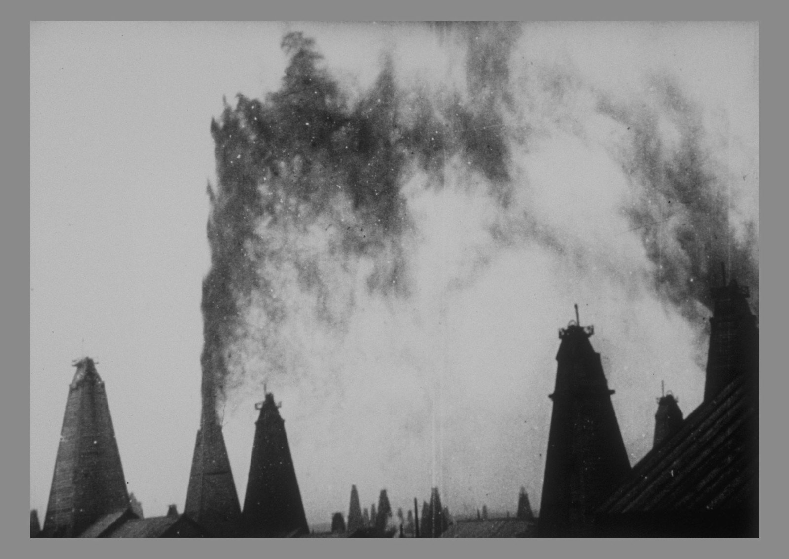 Z filmu <b><i>Ropné vrty v Baku: celkový pohled</b></i> (r. Alexandre Michon, 1899). Zdroj MFDF Ji.hlava