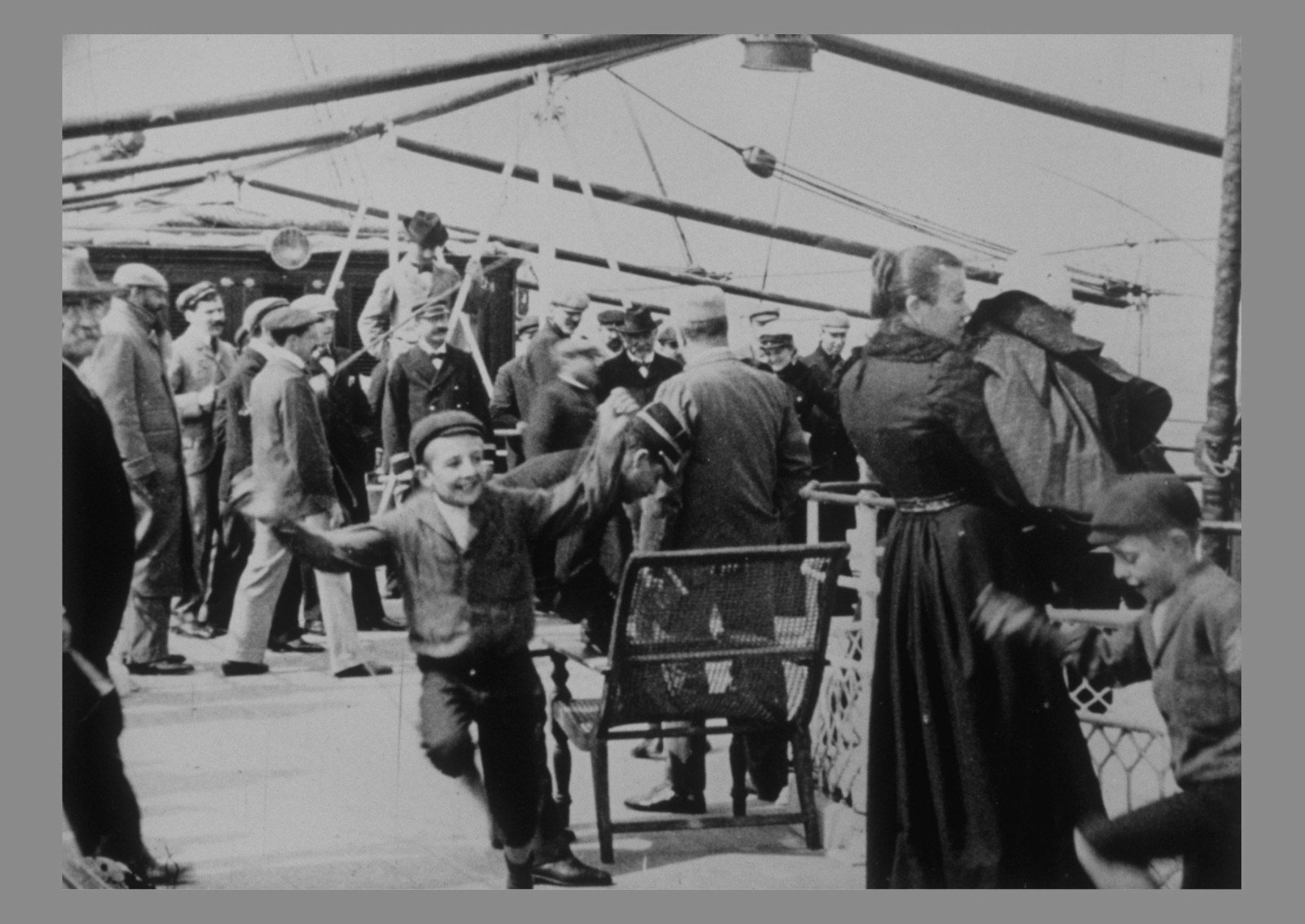 Z filmu <b><i>Na palubě Tonkinu skákání přes švihadlo</b></i> (r. Gabriel Veyre, 1900). Zdroj MFDF Ji.hlava