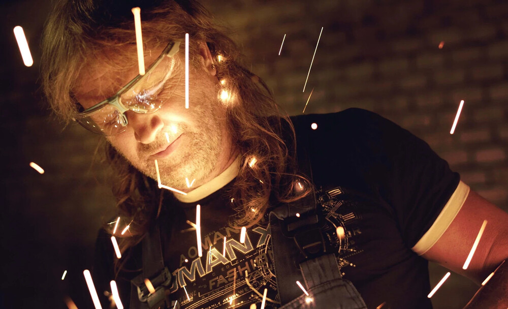 <b><i>Láska pod kapotou</i></b>. Foto Aerofilms