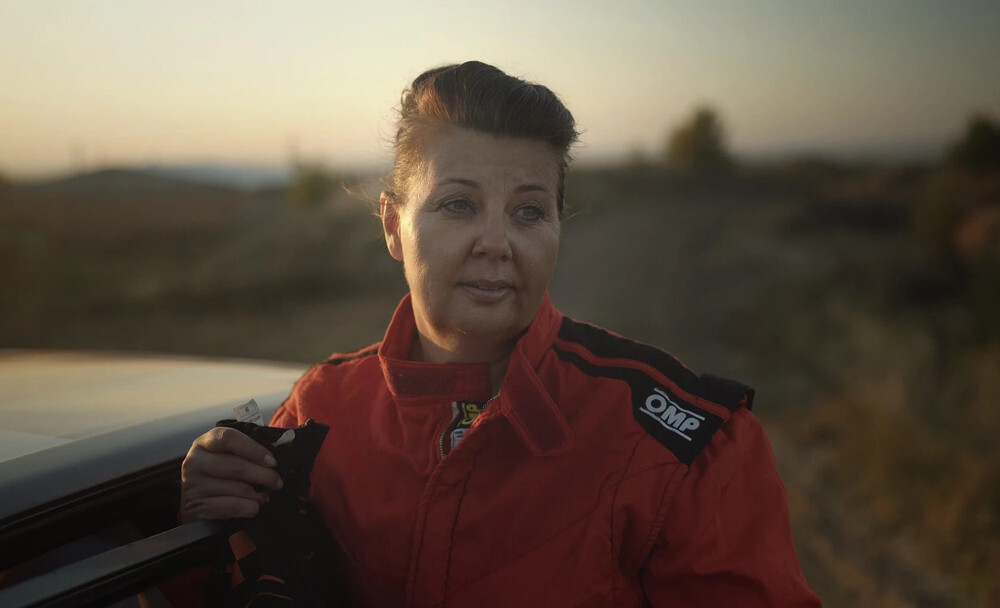 <b><i>Láska pod kapotou</i></b>. Foto Aerofilms