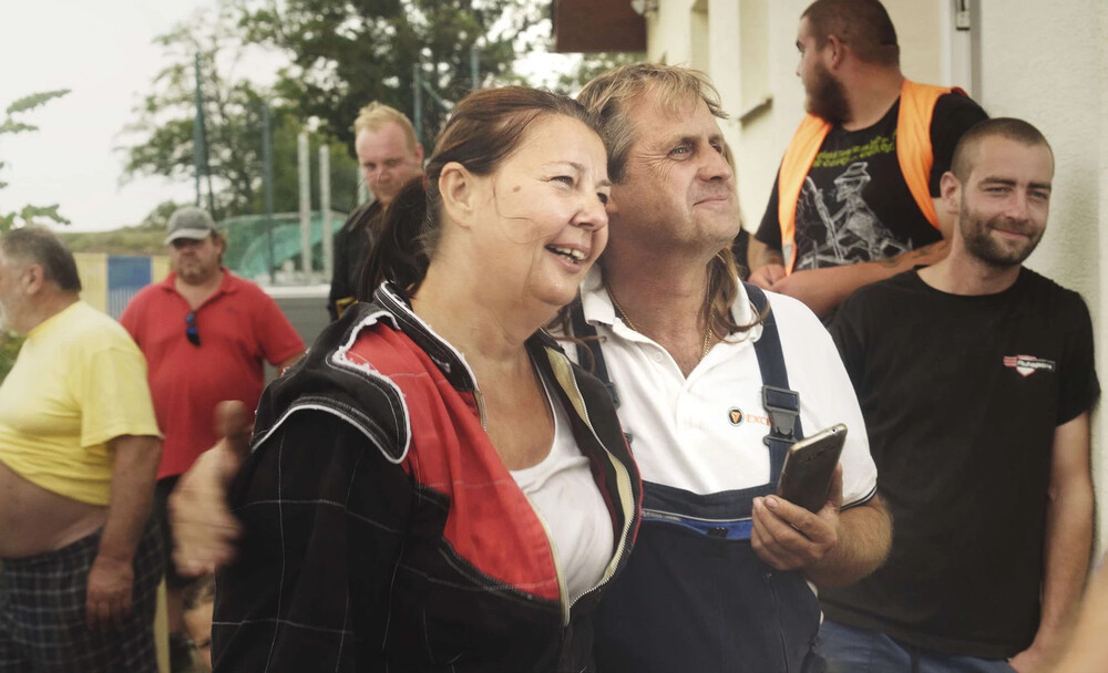 <b><i>Láska pod kapotou</i></b>. Foto Aerofilms