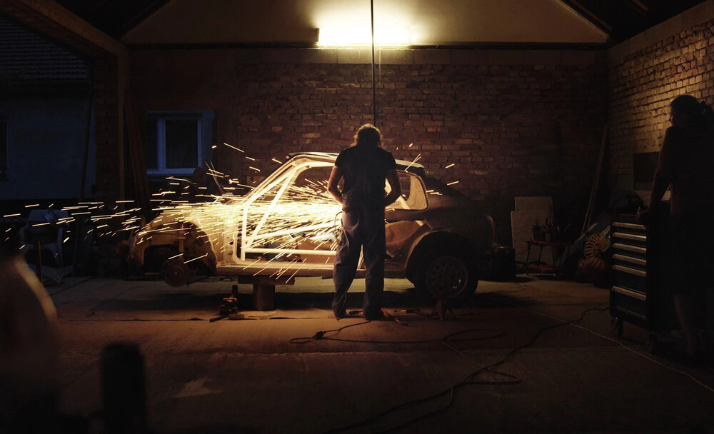 <b><i>Láska pod kapotou</i></b>. Foto Aerofilms