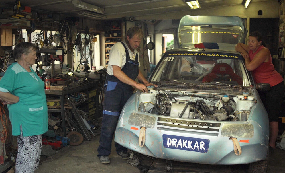 <b><i>Láska pod kapotou</i></b>. Foto Aerofilms