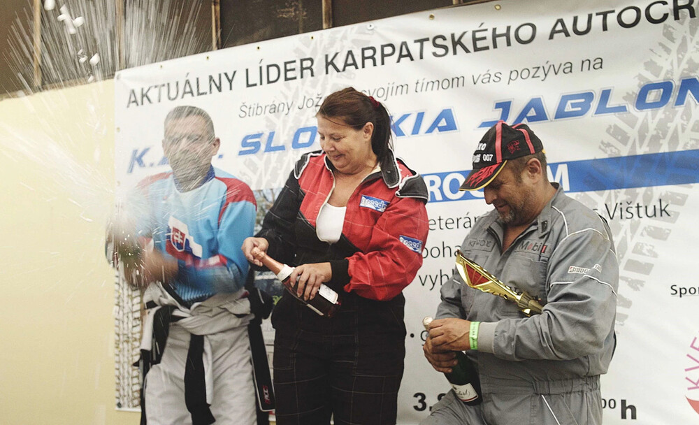 <b><i>Láska pod kapotou</i></b>. Foto Aerofilms