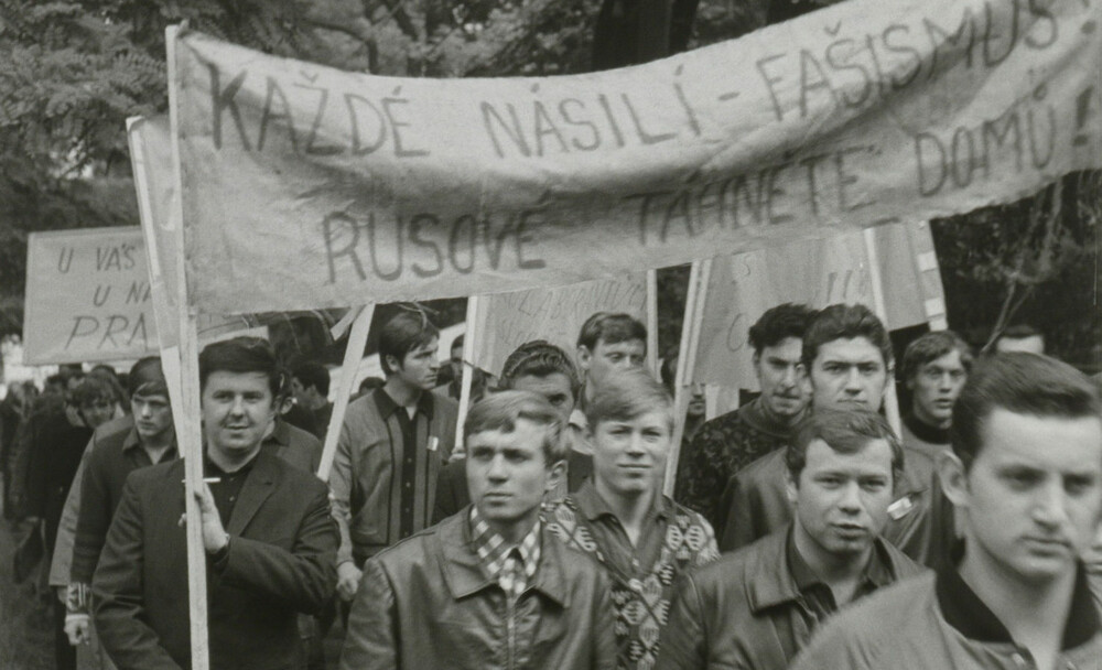 Z filmu <b><i>Rekonstrukce okupace</i></b>