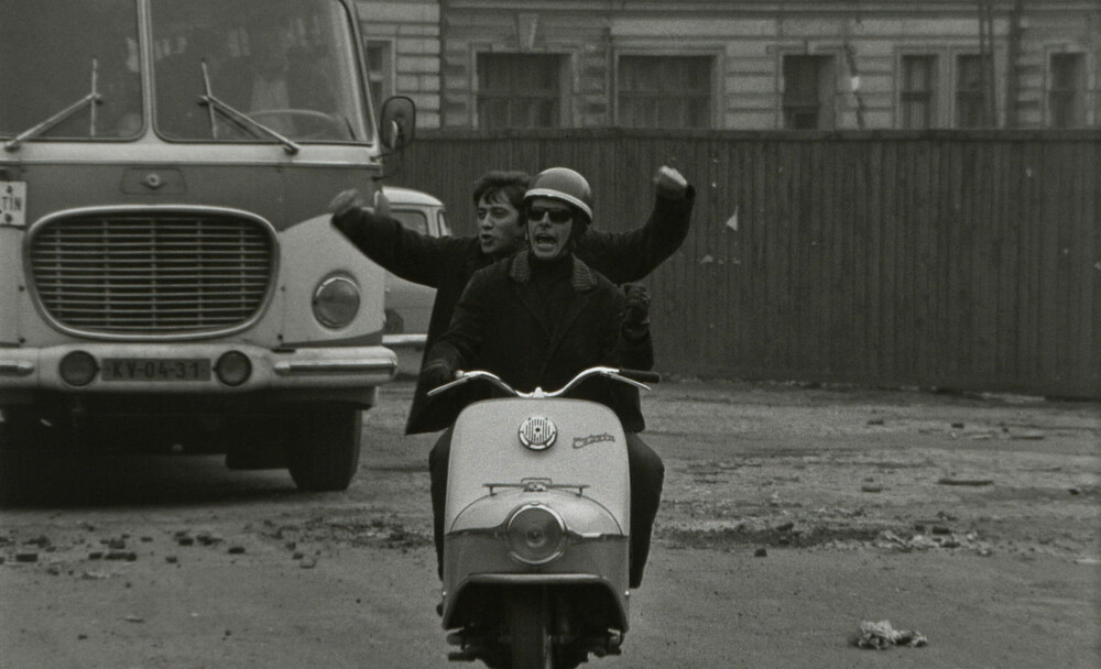 Z filmu <b><i>Rekonstrukce okupace</i></b>