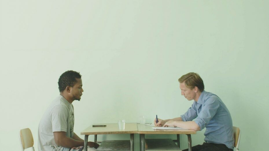 Cizinec v ráji zleva a zprava