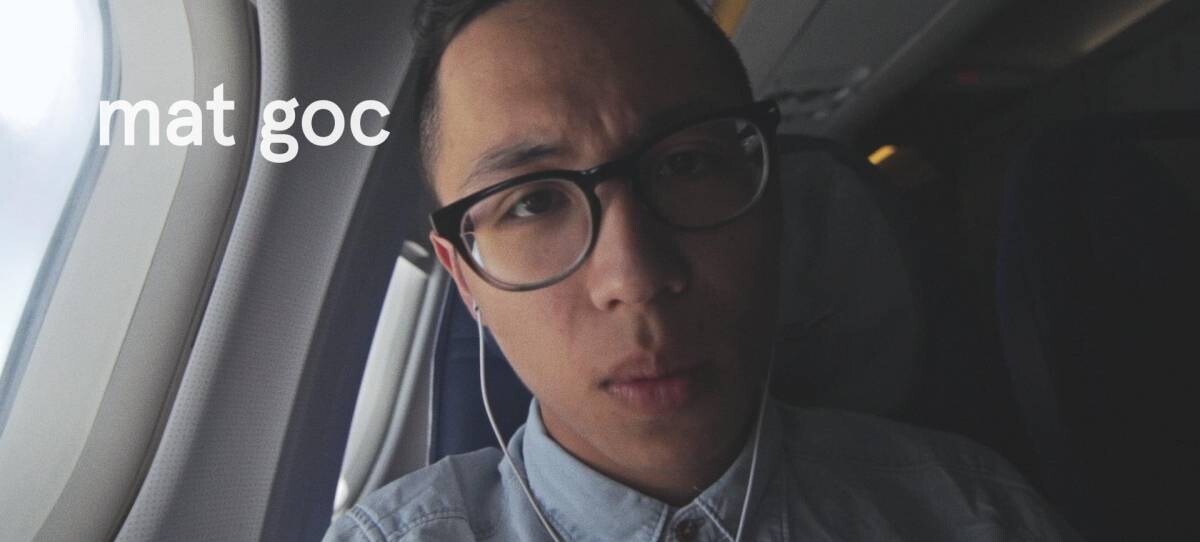 Hele, babi, řekni mi něco do kamery