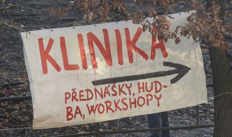 Kancly nebo Kliniku? aneb zápis od společného stolu