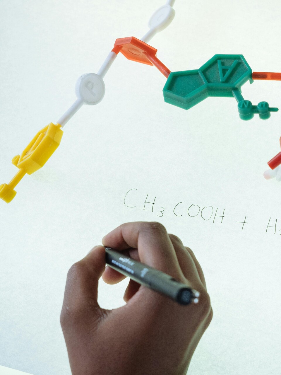 Chemie zachraňuje i ničí, ale přítomná je vždycky