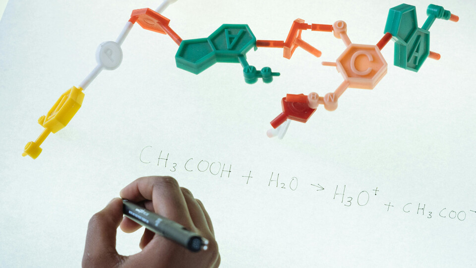 Chemie zachraňuje i ničí, ale přítomná je vždycky