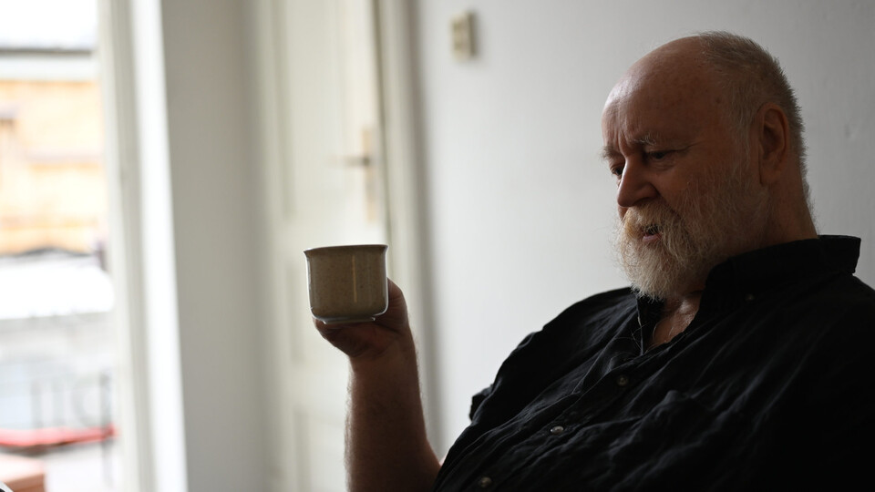 A hle, vzedme-li se řeka, neustoupí