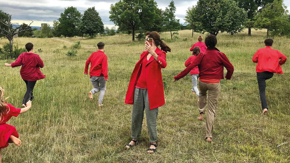 Dospívat fragmentárně. Stát se obrysem