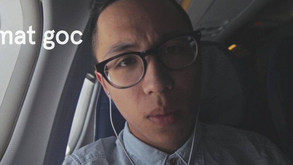 Hele, babi, řekni mi něco do kamery