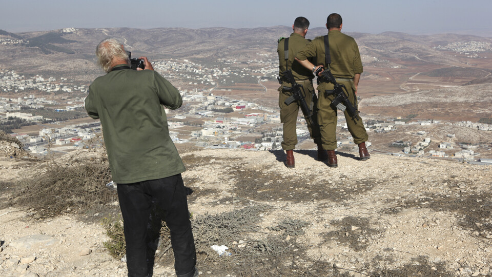 Jedna zeď, dvojí vězení - Koudelka fotografuje Svatou zemi