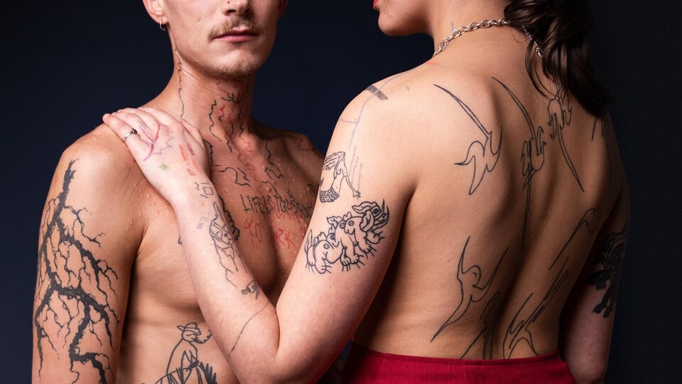 Kérky, jizvy, lovestory. Kůže jako plátno v novém audioformátu