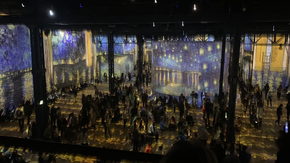 Vstoupit do obrazů, procházet skrze ně, ležet v nich